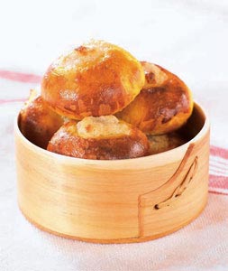 Mandelfyllda saffransbullar