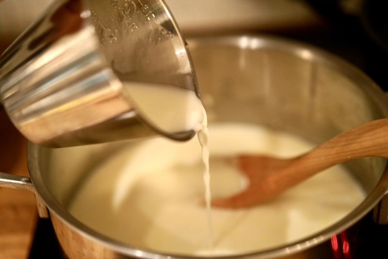 Mjölk tillsätts till risgrynsgröt