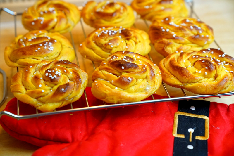 Saffransbullar (lussebullar) med vaniljfyllning