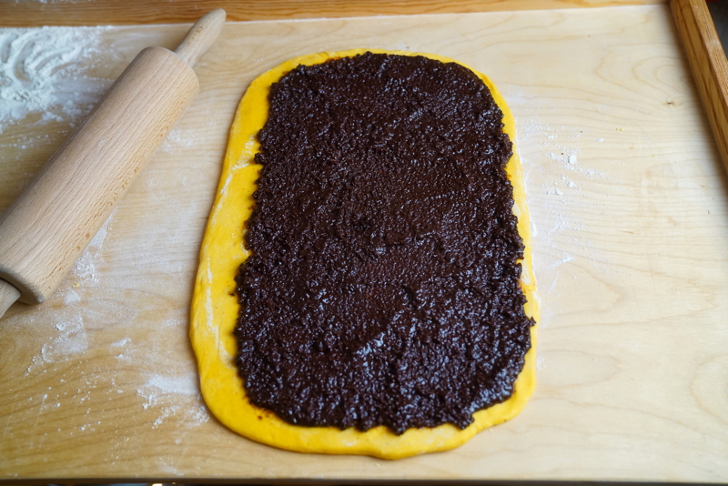 Babka med saffran och chokladfyllning utkavlad 