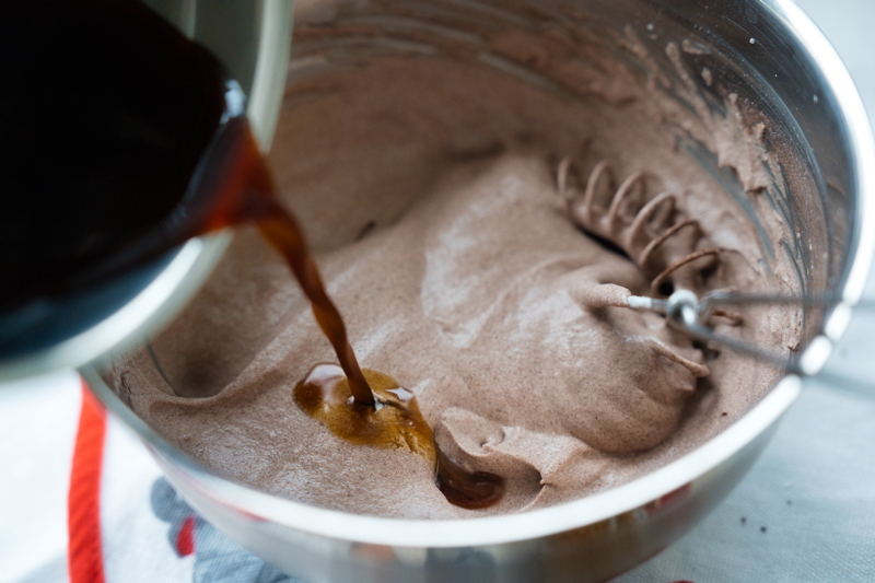 Kaffe- gelatinblandning hälls i grädden. 