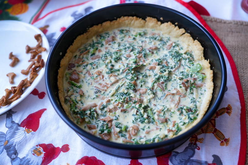 Kantareller, grönkål och saffran blandas. 