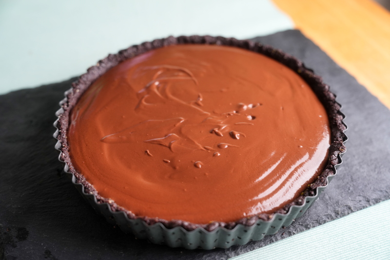 Chokladkrämen hälls i formen