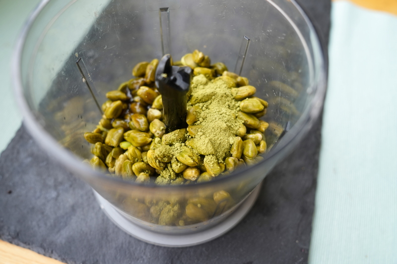 Pistagenötter mixas med lönnsirap och matcha-pulver